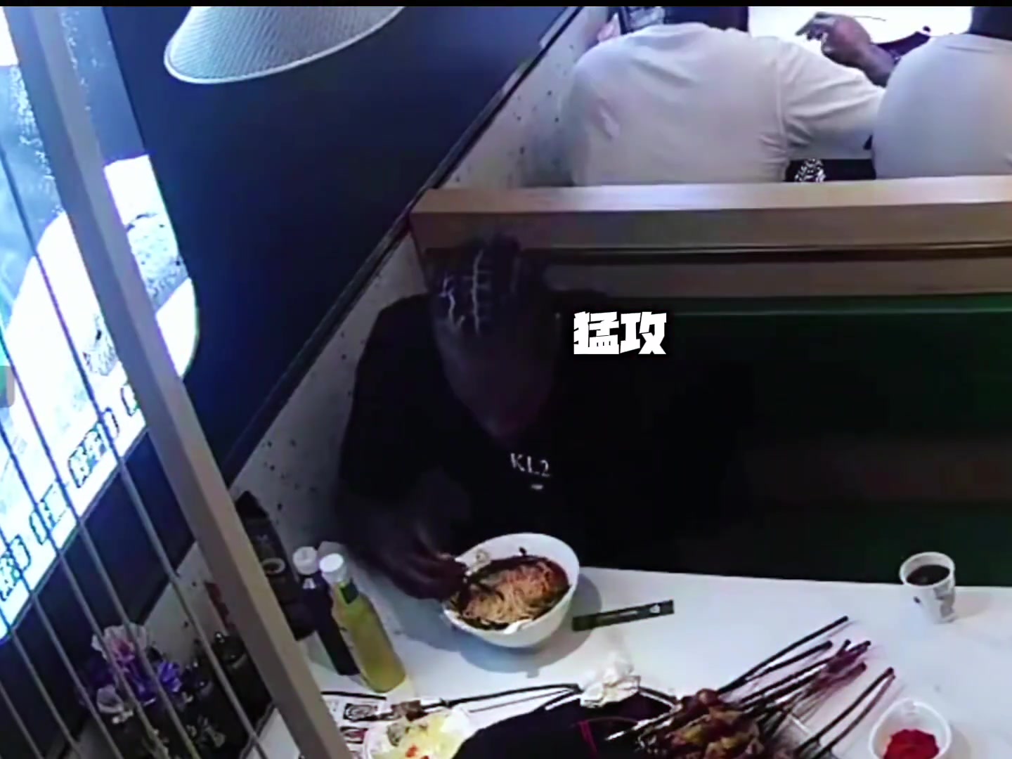 莱昂纳德中国行光盘行动：店内品尝牛肉面，娴熟驾驭筷子获赞